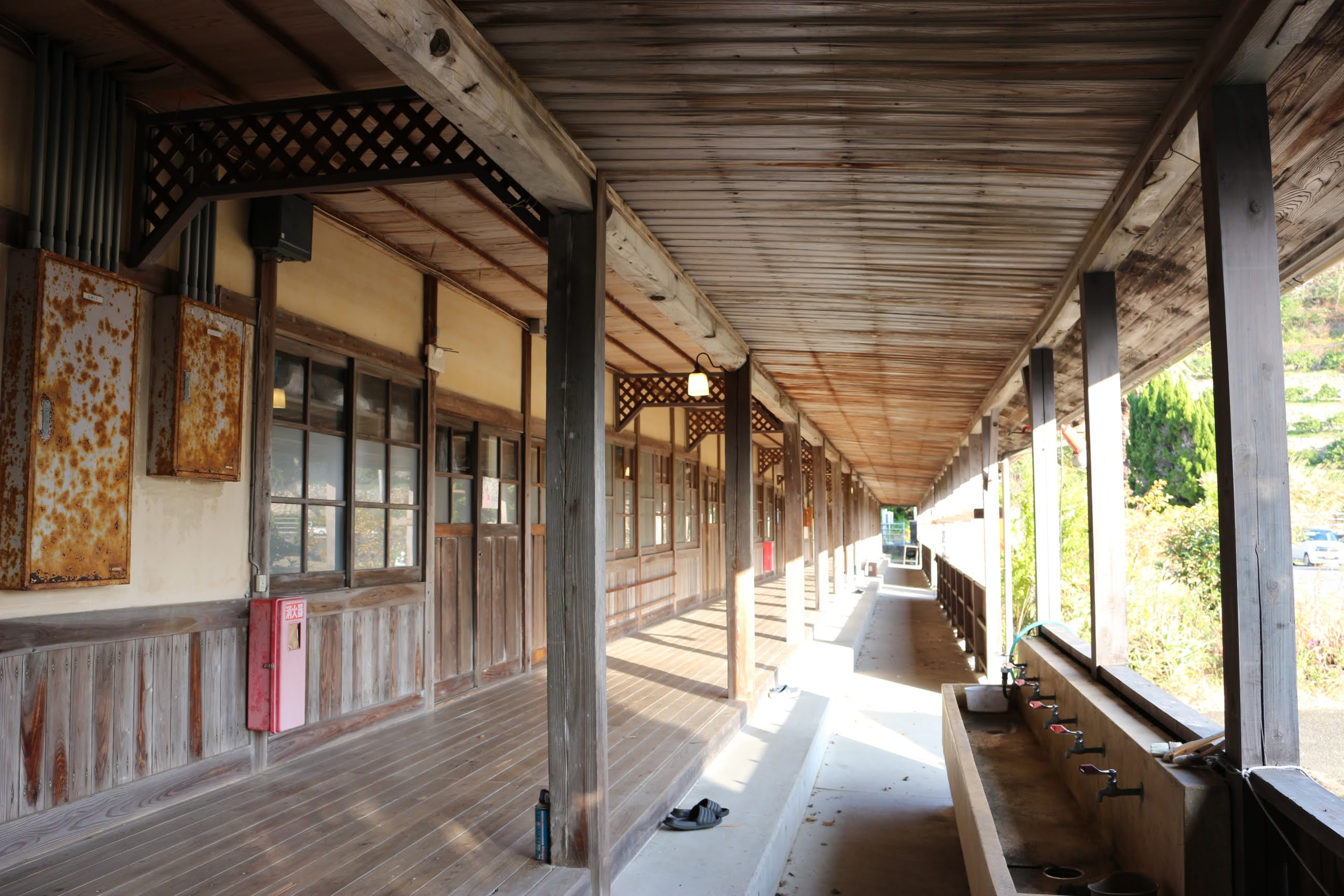 Suasana Omishima Furusato Ikoi no Ie yang mengingatkan pada masa sekolah ketika suara murid-murid berlarian di lorong.