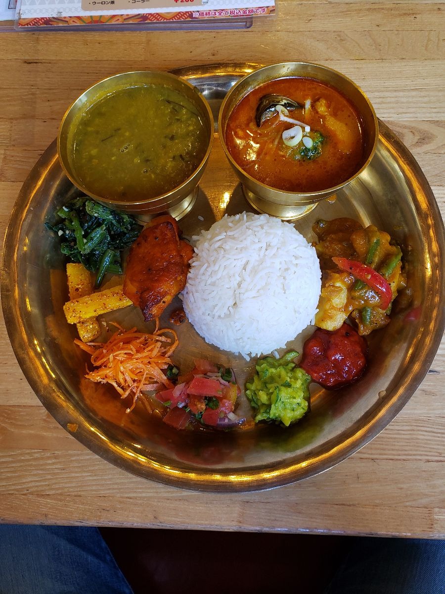 Gravy menyajikan kari dengan kondimen khas Nepal dan beras yang juga berasal dari negara yang sama. 
