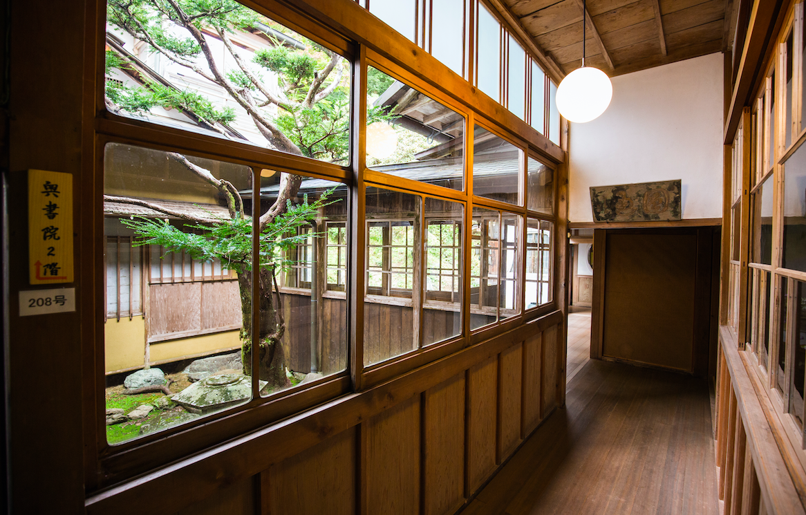 Have a great experience staying a night at the temple, or temple lodging (Shukubo) - Saizenin temple, the corridor and interior