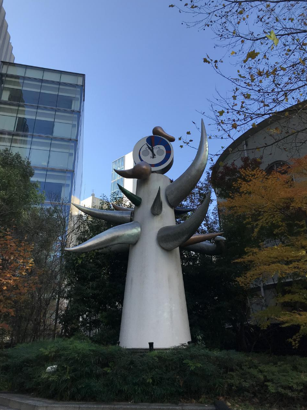 Young Clock Tower karya Taro Okamoto di taman Sukiyabashi, Ginza Jepang.