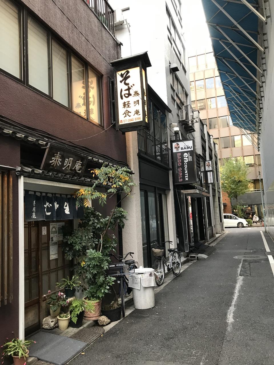 Taimei-dori St. (Ginza 6 Chome), jalan tanpa trotoar di Ginza, Jepang.