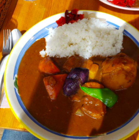 Mari, pemilik restoran, menciptakan kari rempah yang luar biasa, yang bisa kamu cicipi di kedai kecil ini. 