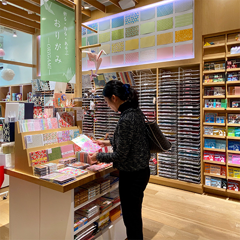 Berbagai alat tulis berwarna-warni tersusun rapi di Ginza Itoya Main Store.