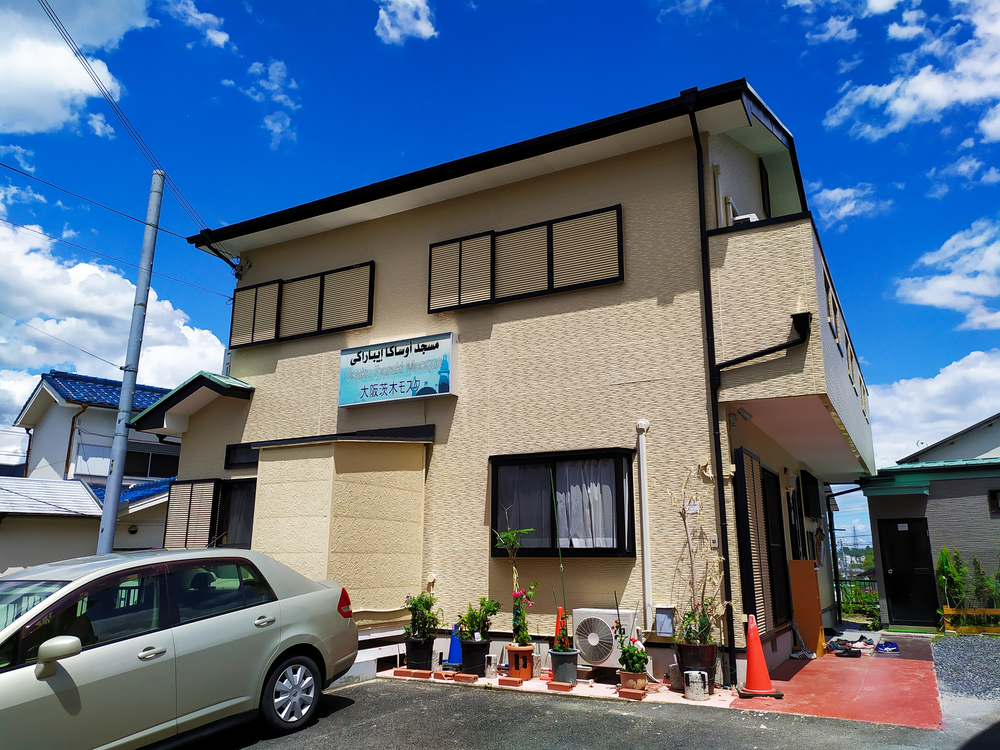 A mosque in the form of a Japanese house located between residential areas in the city of Osaka, the sky at that time was very beautiful.