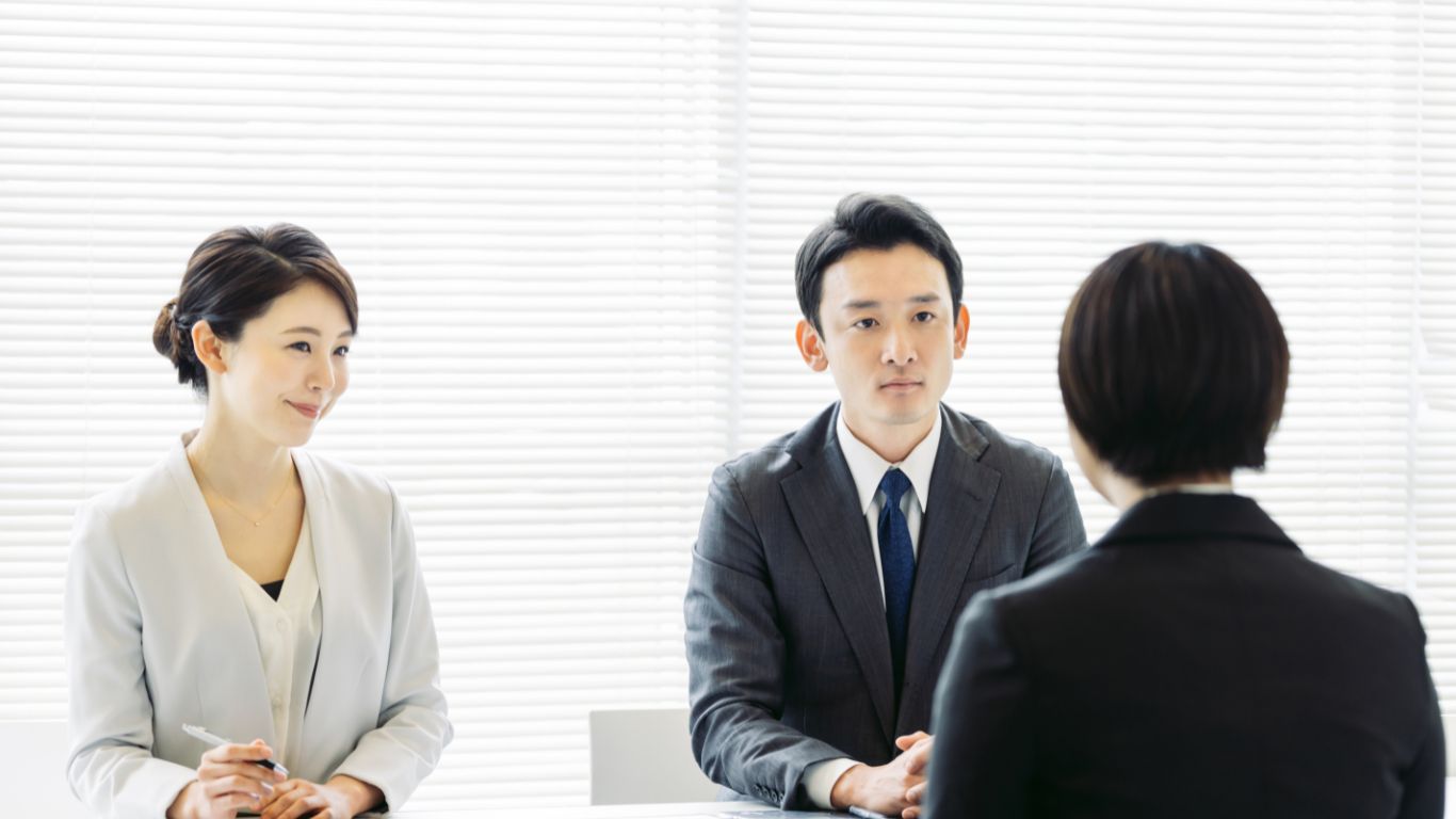 Ilustrasi wawancara kerja dengan perusahaan Jepang.