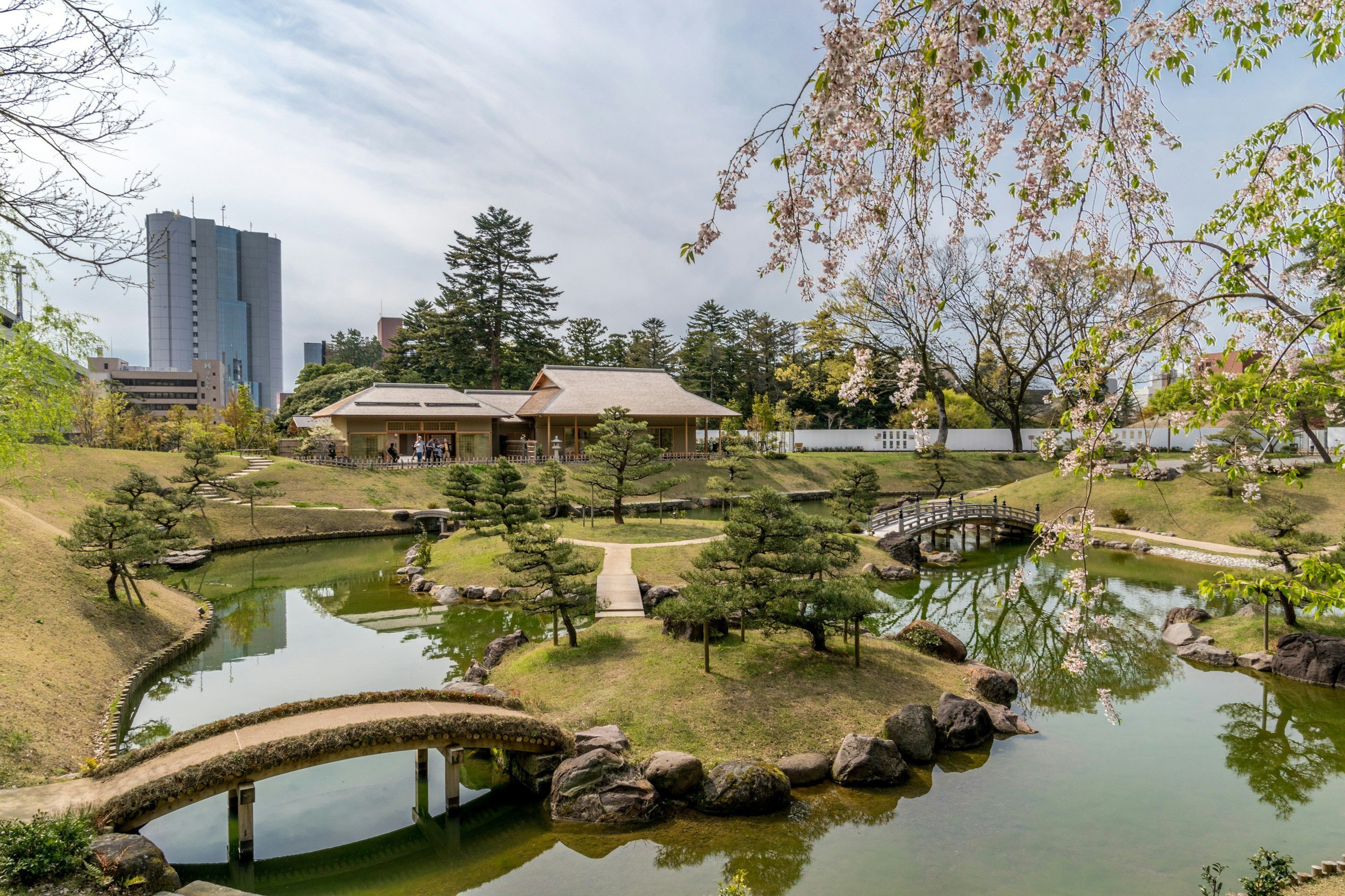 Dengan banyak tempat menarik seperti Taman Kenrokuen, Kastil Kanazawa, dan Museum Seni Abad 21, kota ini menggabungkan tradisi dan modernitas.
