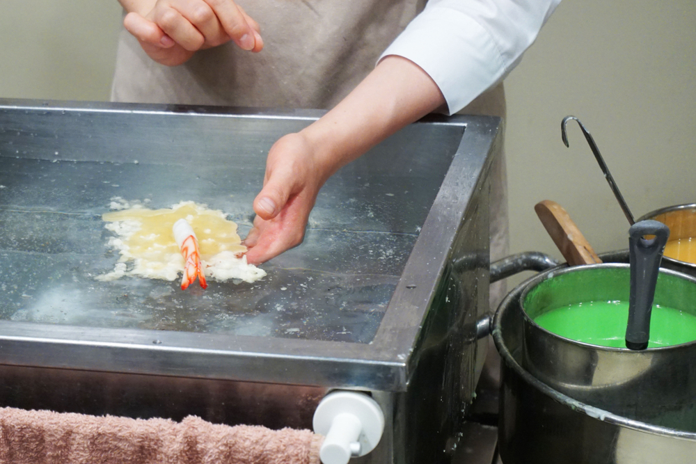 Process of making realistic fake tempura shrimp from silicone by hand