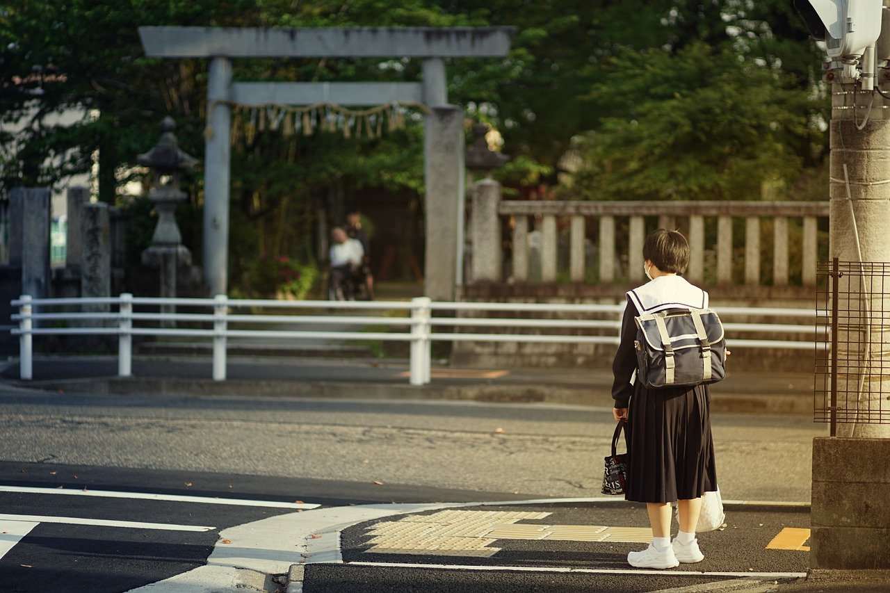 Ilustrasi anak sekolah dasar di Jepang mandiri, berani naik kereta sendiri karena kondisi Tokyo aman.