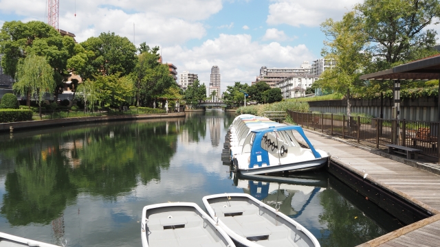 Perahu kayuh dan perahu dayung di taman tepi sungai Yokojukken-gawa, Tokyo, Jepang.