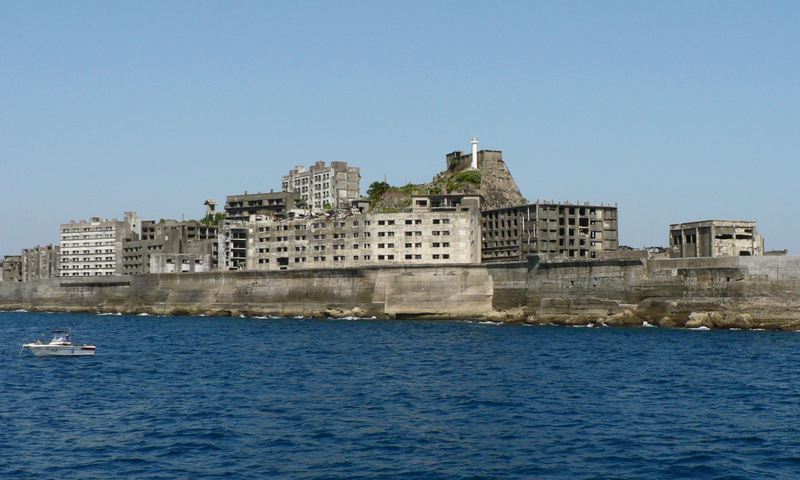 Gunkanjima, pulau terbengkalai di Nagasaki, Jepang. Dulunya sebuah tambang batu bara beserta permukimannya.