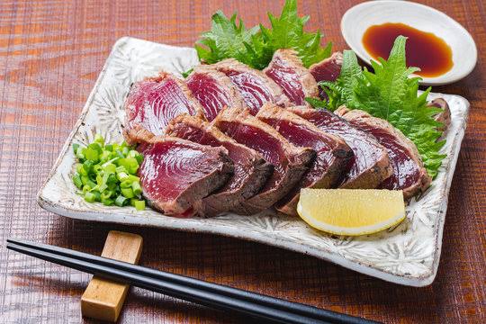 Katsuo no tataki khas Prefektur Kochi, irisan ikan bonito atau cakalang yang bagian luarnya dipanggang, kemudian diiris tipis.