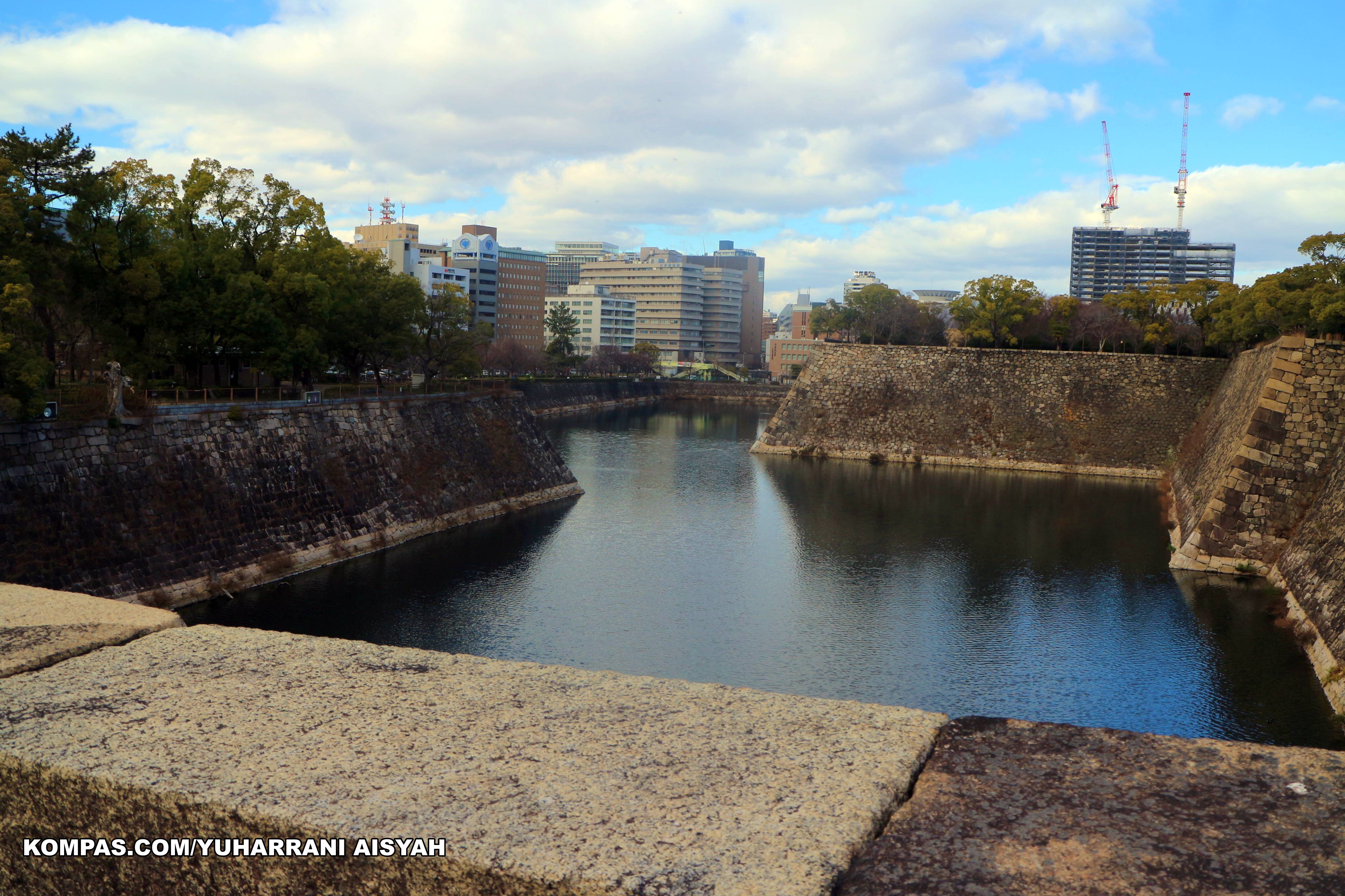 Parit besar yang mengelilingi Kastil Osaka, Jepang. (KOMPAS.COM/YUHARRANI AISYAH)