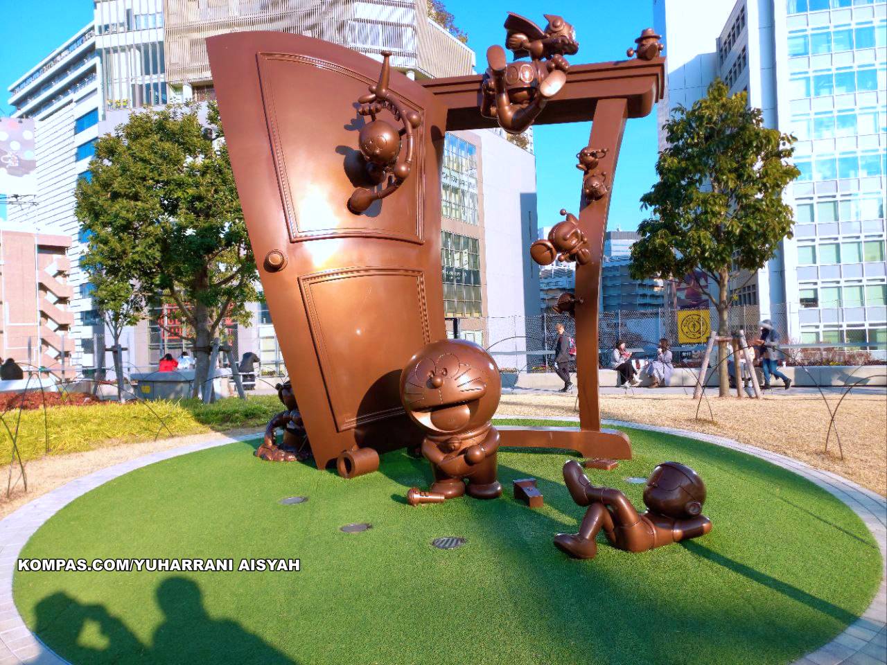 Patung Doraemon dan kawan-kawan di taman rooftop Miyashita Park, Tokyo, Jepang. (KOMPAS.COM/YUHARRANI AISYAH)