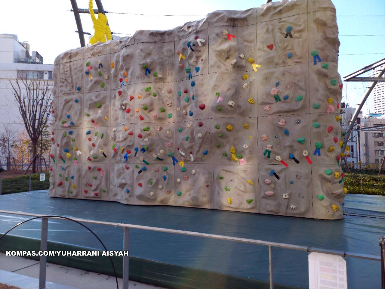 Wall climbing di Miyashita Park, Shibuya, Tokyo, Jepang. (KOMPAS.COM/YUHARRANI AISYAH)