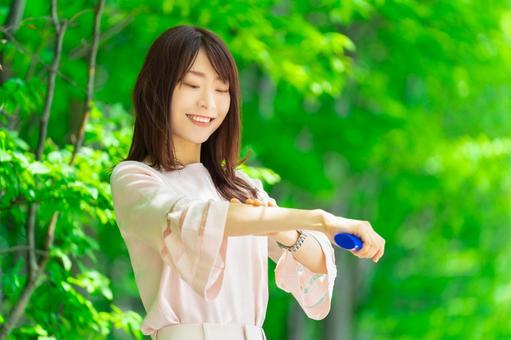 Disarankan untuk memakai kemeja tipis lengan panjang yang nyaman karena cuaca Tokyo pada 12-18 Juni 2024 cenderung panas.