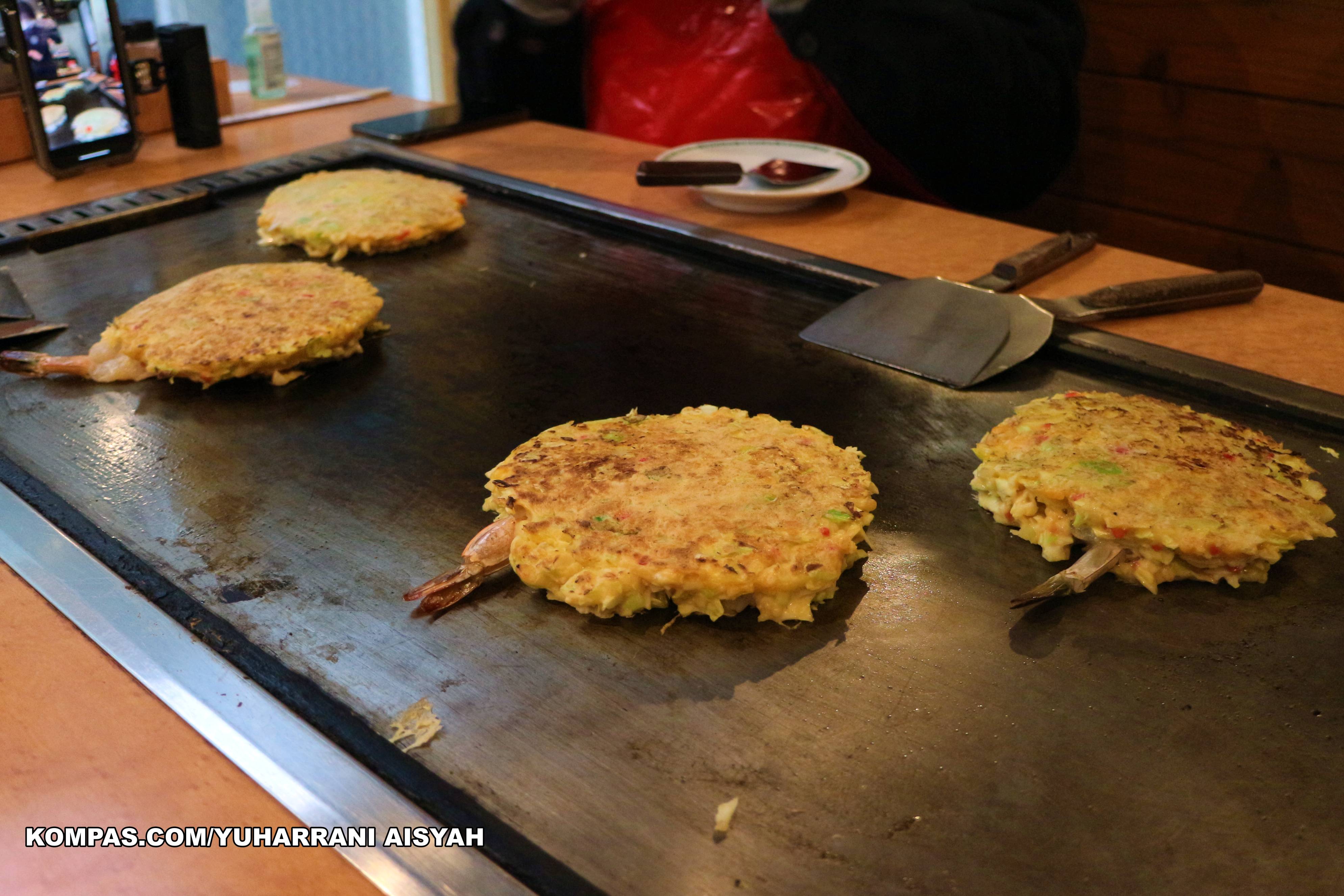 Proses membuat okonomiyaki otentik Osaka, Jepang. (KOMPAS.COM/YUHARRANI AISYAH)