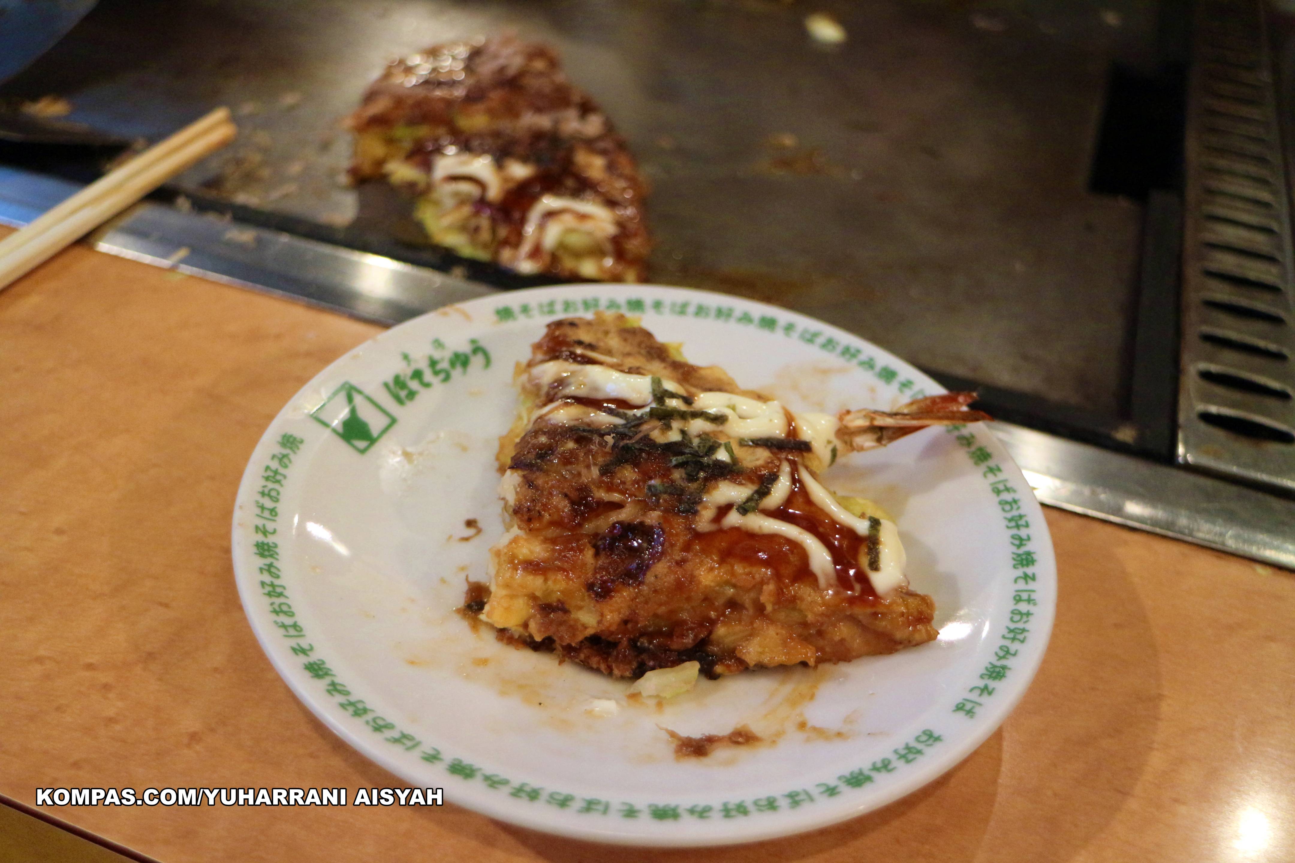 Tekstur okonomiyaki khas Jepang ini empuk dan mengembang, rasanya gurih dengan sedikit sentuhan manis. (KOMPAS.COM/YUHARRANI AISYAH)