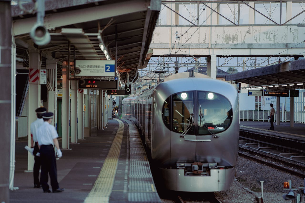 Ilustrasi kereta api di stasiun di Jepang. 