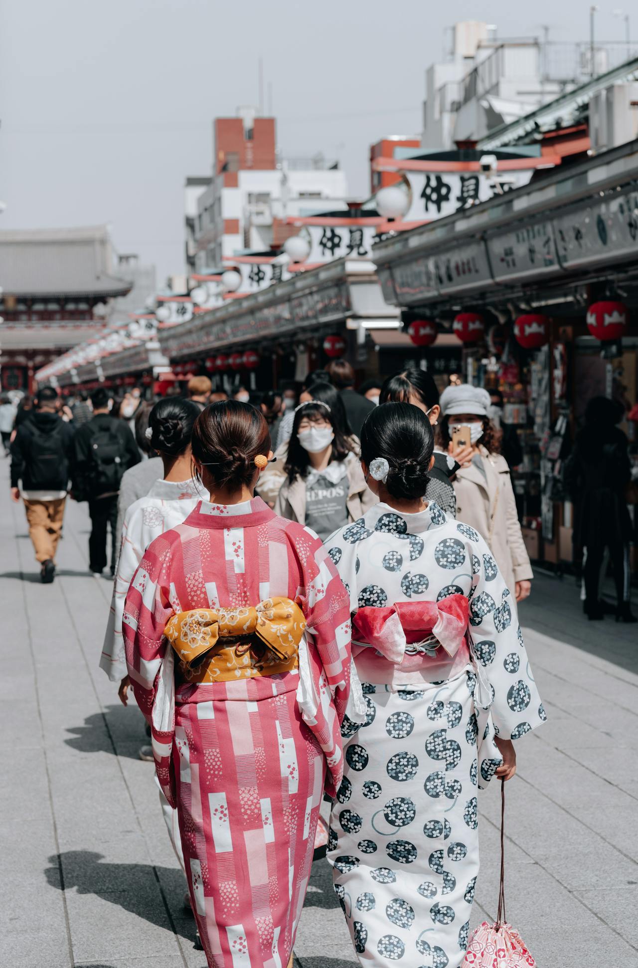 Ilustrasi orang Jepang sedang berjalan-jalan. 