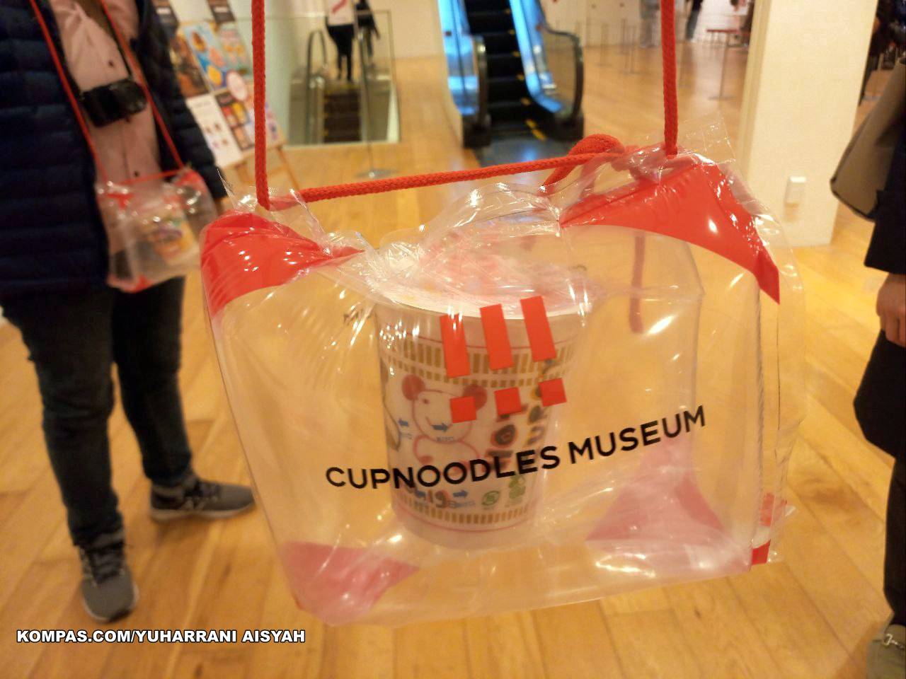 Meracik mie cup di Cupnoodles Museum, dapat memilih rasa dan topping kesukaan. (KOMPAS.COM/YUHARRANI AISYAH)