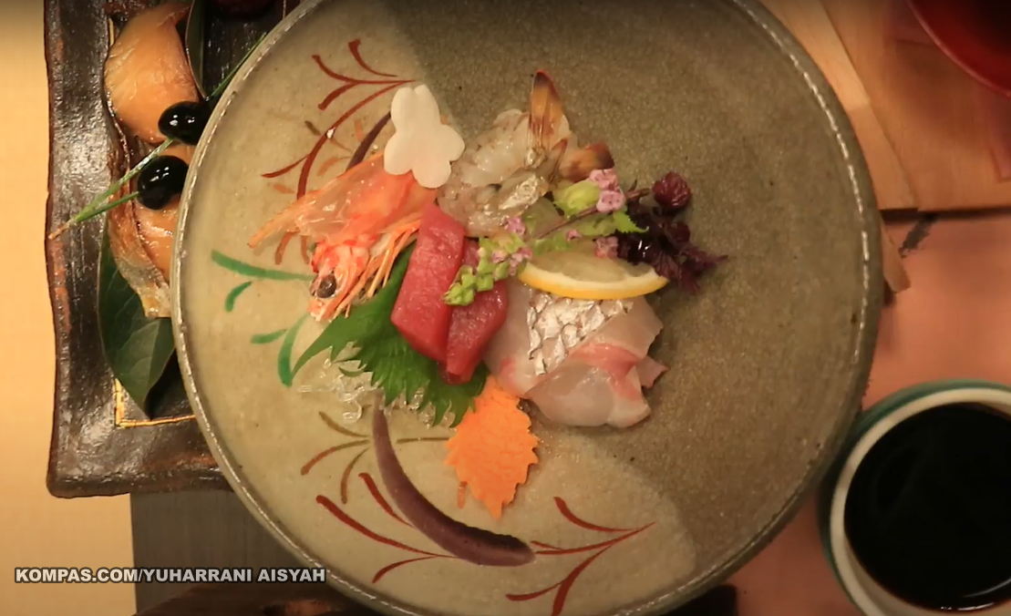 Sashimi berisi irisan ikan tuna, ikan daging putih, dan udang pada kaiseki-ryori di Kyoto, Jepang. (KOMPAS.COM/YUHARRANI AISYAH)