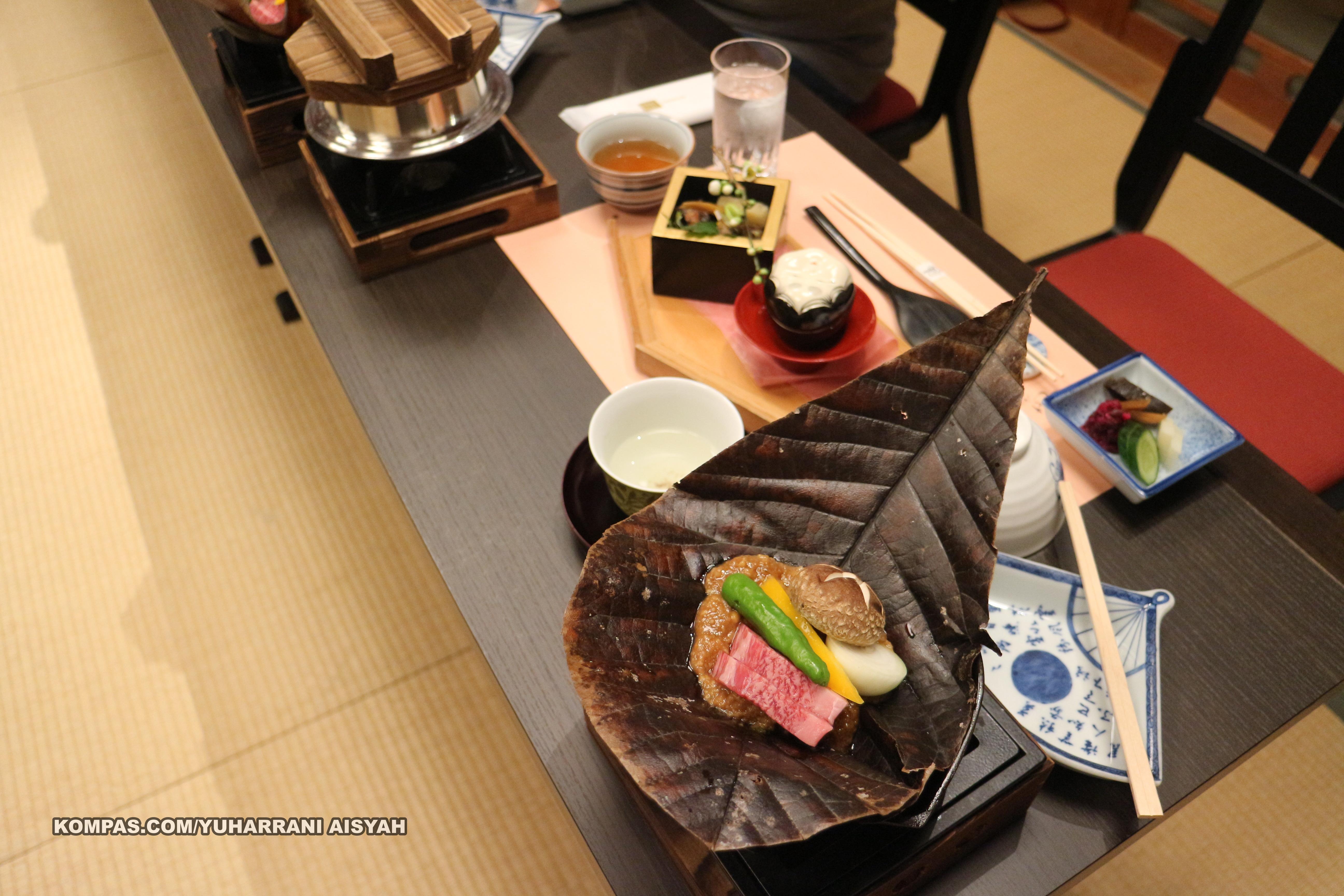 Irisan wagyu dan jamur shiitake di dalam daun pada hidangan kaiseki-ryori di Kyoto, Jepang. (KOMPAS.COM/YUHARRANI AISYAH)