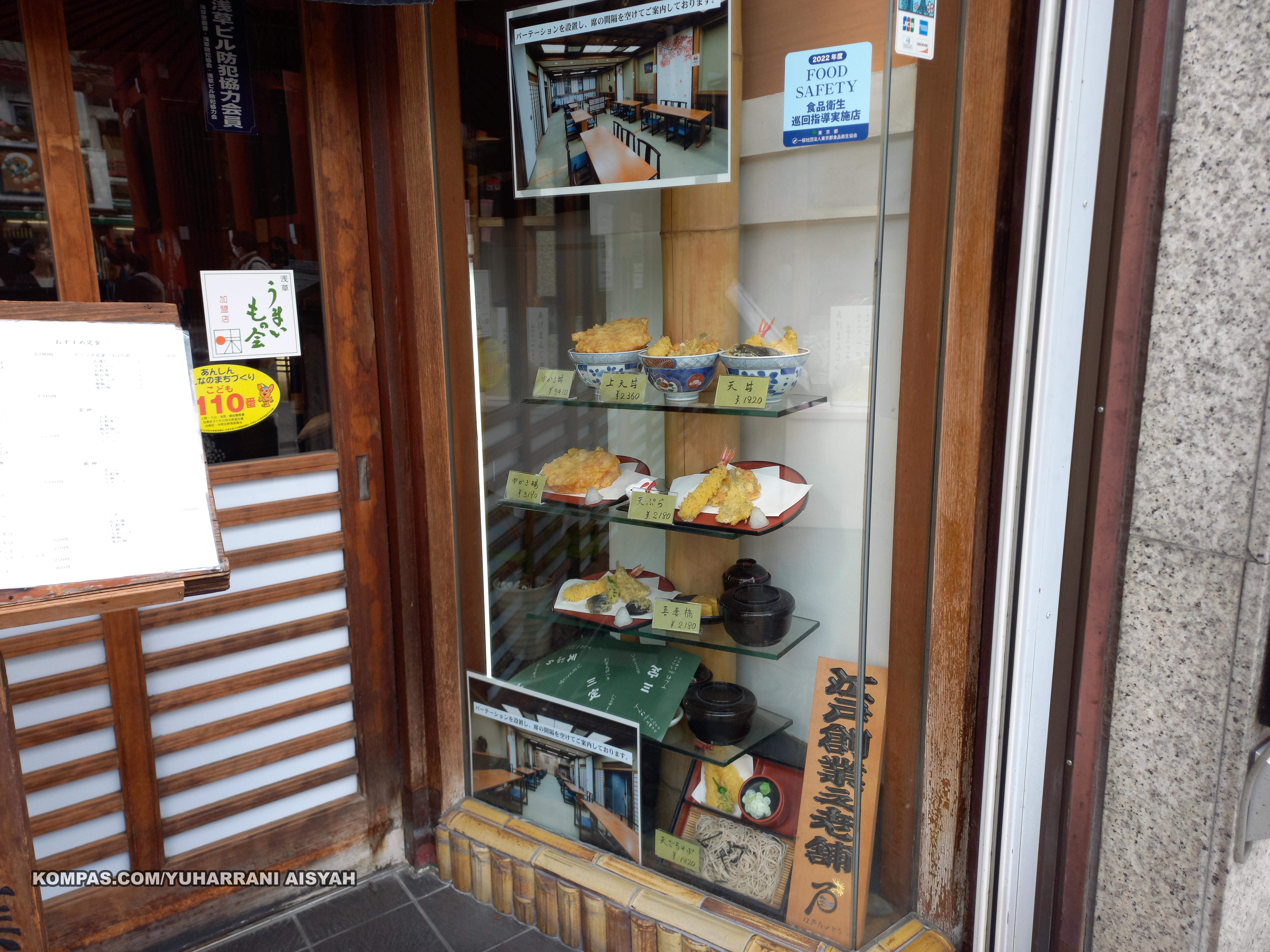 Display menu makanan terbuat dari lilin di depan Restoran Sansada yang menjual beragam tempura di Asakusa, Tokyo, Jepang. (KOMPAS.COM/YUHARRANI AISYAH)