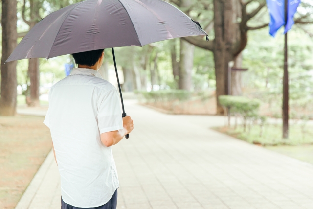 Ilustrasi orang membawa payung, jaga-jaga bila turun hujan. (KARAKSA MEDIA PARTNER)