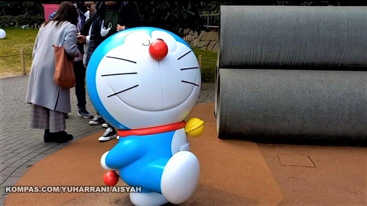 Patung Doraemon dan replika pipa di Fujiko F. Fujio Museum, Kawasaki, Jepang. (KOMPAS.COM/YUHARRANI AISYAH)