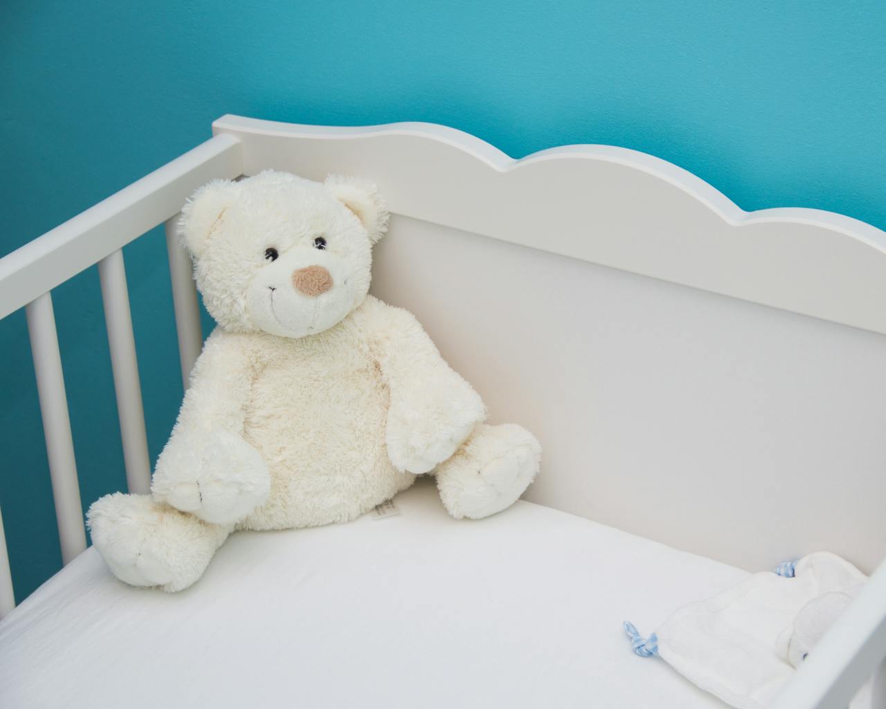 Ilustrasi baby crib atau tempat tidur bayi. 