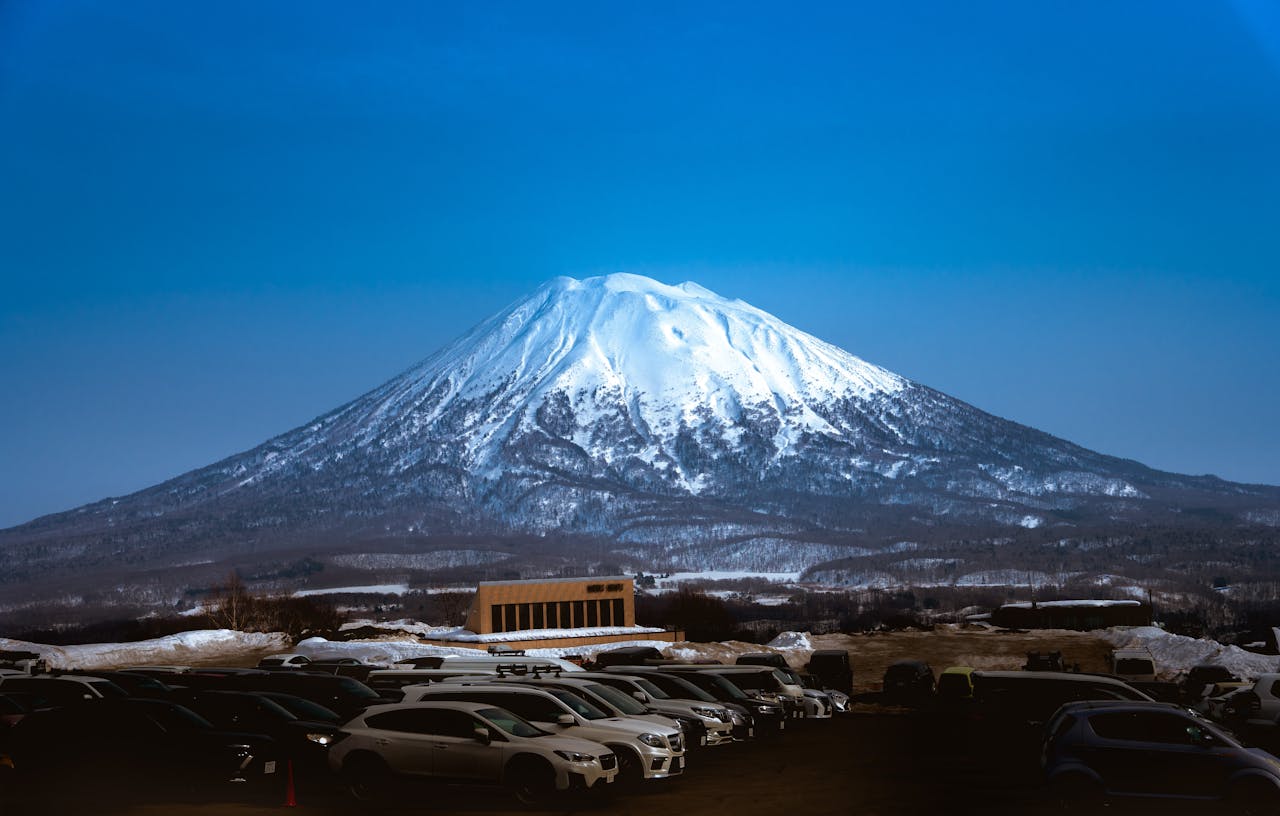 Deretan mobil diparkir di taman nasional Gunung Yotei di Hokkaido, Jepang. 