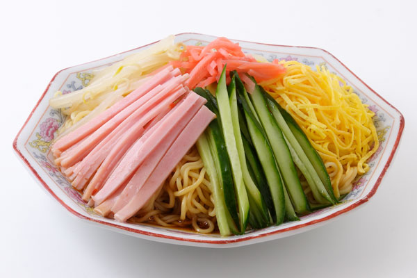 Hiyashi chuka terbuat dari mi dingin ala China yang diberi berbagai bahan dan disajikan dengan saus spesial. (KARAKSA MEDIA PARTNER)