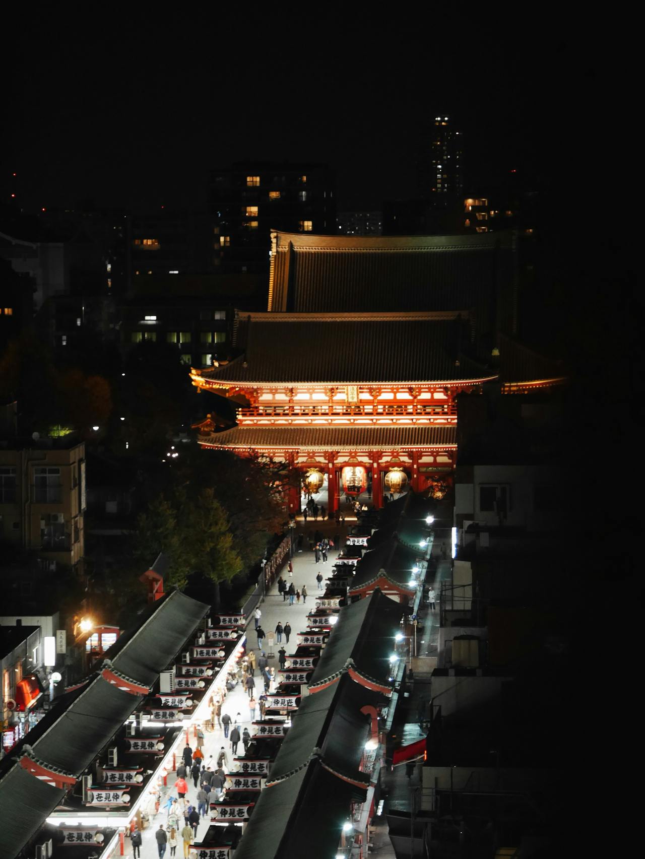 Suasana Nakamise-dori dan Kuil Sensoji di Tokyo, Jepang, pada malam hari.