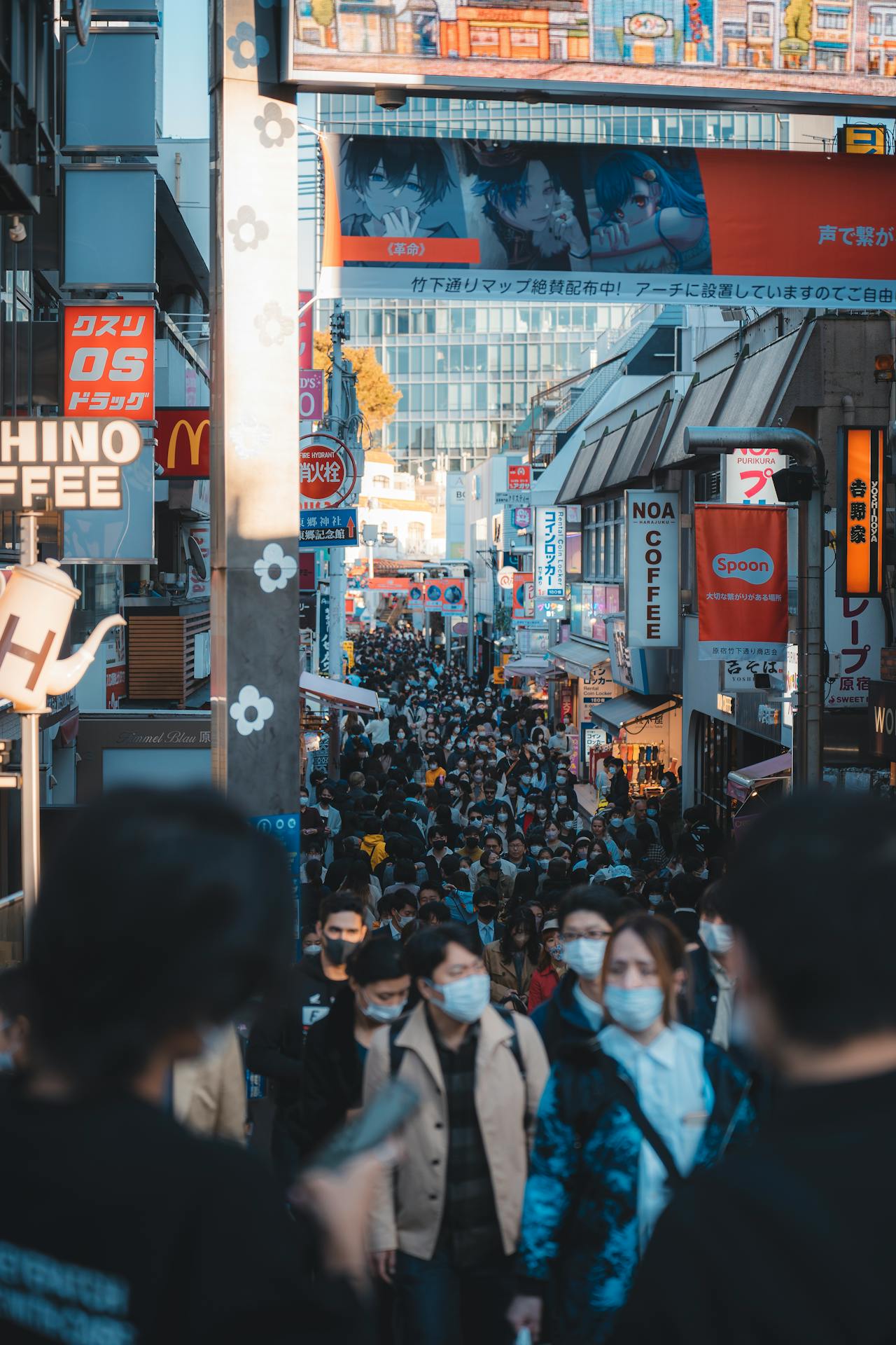 Suasana Takeshita-dori yang penuh dengan orang. 