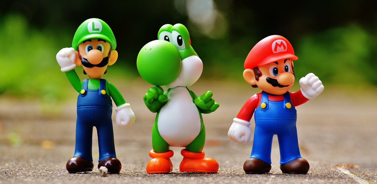 Action figure Luigi, Yoshi, dan Super Mario. 