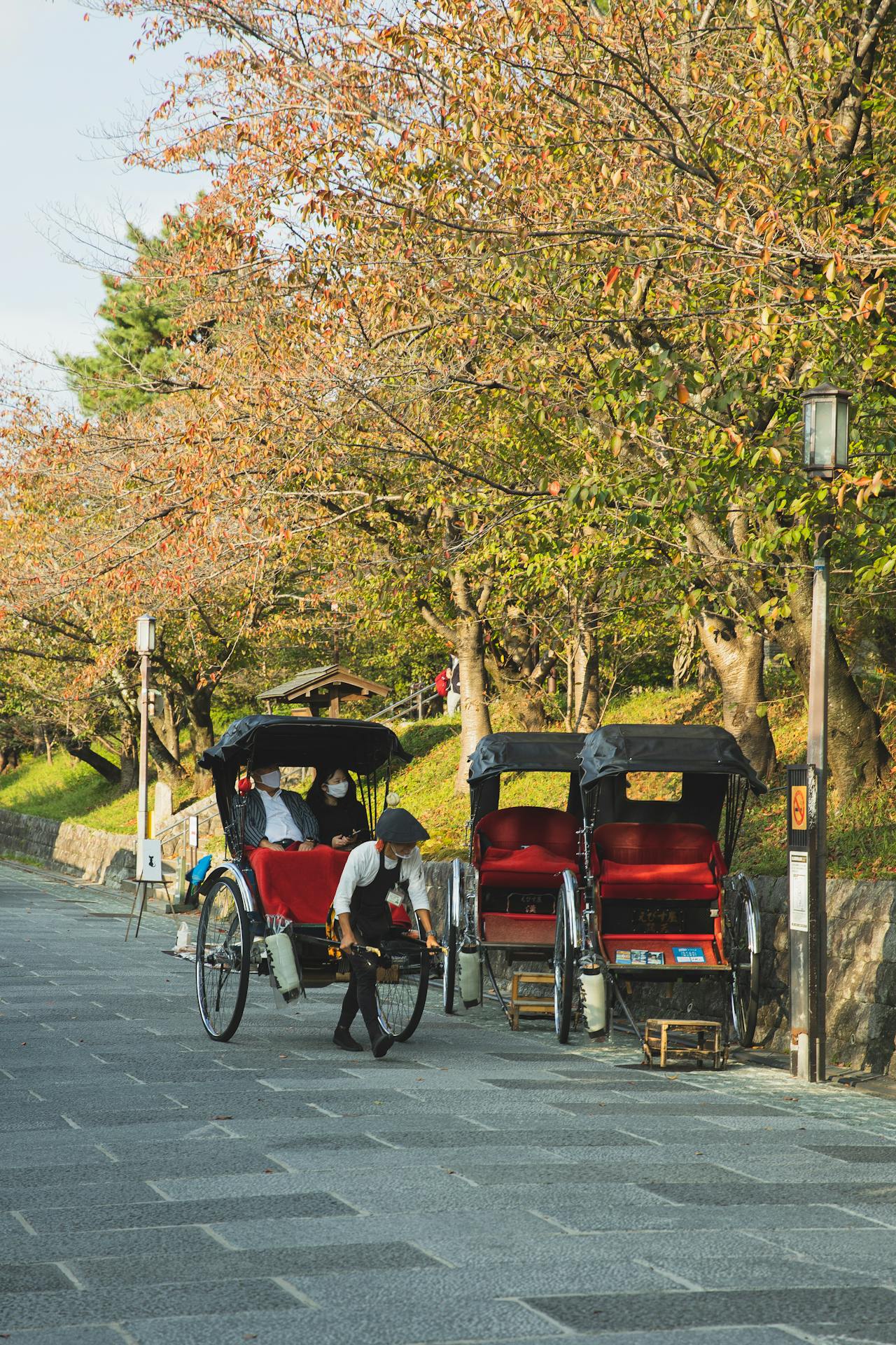 Jinrikisha atau becak orang khas Jepang. 