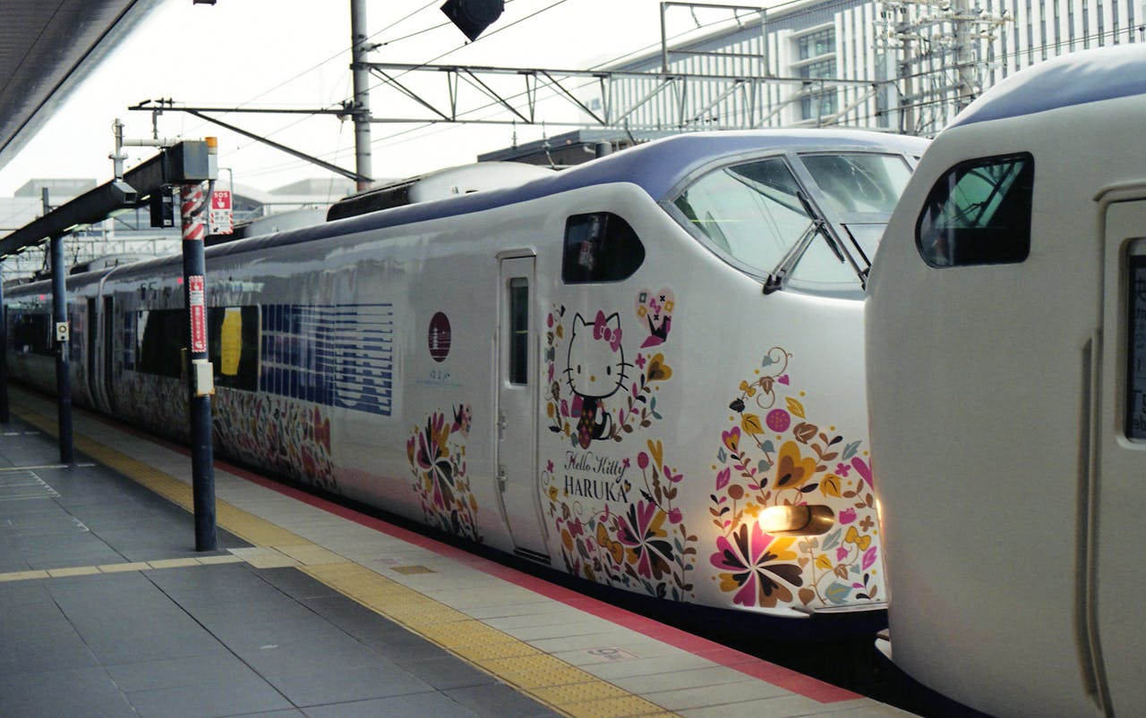 Ilustrasi kereta Hello Kitty di Kyoto, Jepang. Karakter Hello Kitty bukanlah kucing, melainkan anak perempuan yang tinggal di pinggiran Kota London, Inggris.