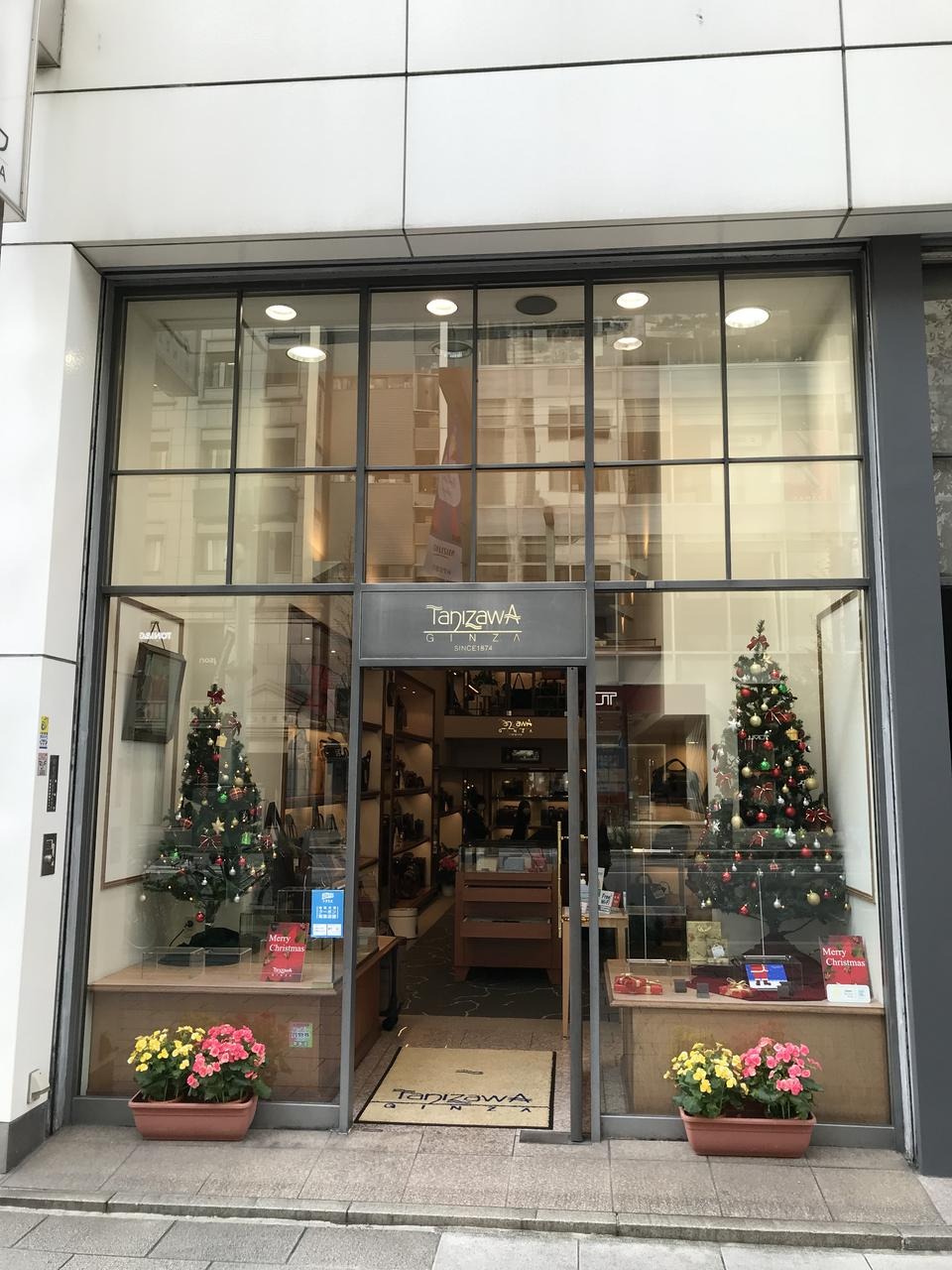 Toko tas tangan di Ginza yang sudah berusia lebih dari 100 tahun bernama Ginza Tanizawa. (GINZA INFORMATION MANAGEMENT (GIM) VIA MEQQE BOOK)