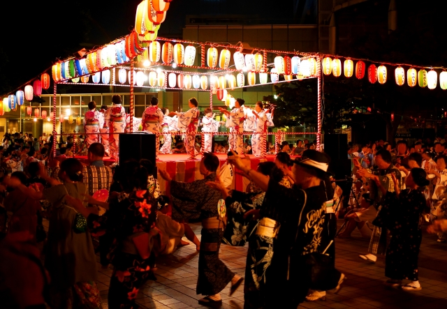 Bon odori merupakan acara tari tradisional untuk menghibur dan menikmati waktu bersama para roh leluhur yang diadakan selama Obon. (KARAKSA MEDIA PARTNER)