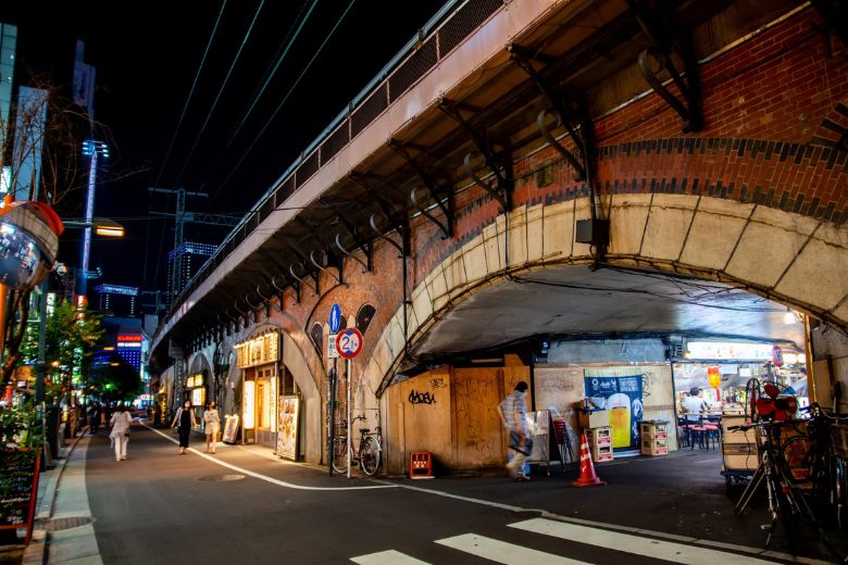 Kawasan dekat Stasiun Yurakucho memiliki suasana lokal.