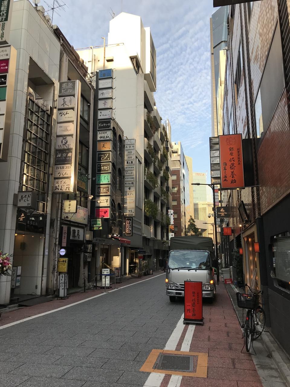 Salah satu jalan tanpa trotoar di Ginza bernama Sukiya-dori St. (Ginza 5-6 Chome). (GINZA INFORMATION MANAGEMENT (GIM) VIA MEQQE BOOK)