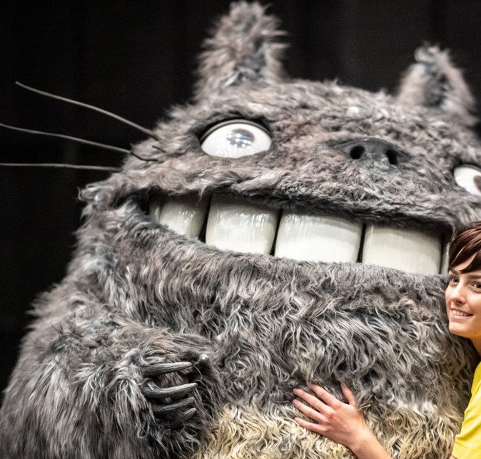 Cosplayer dari Swedia, Henrik Pilerud, mengenakan kostum Totoro pada World Cosplay Summit 2024 di Nagoya, Jepang pada Sabtu (3/8/2024). (AFP/PHILIP FONG)