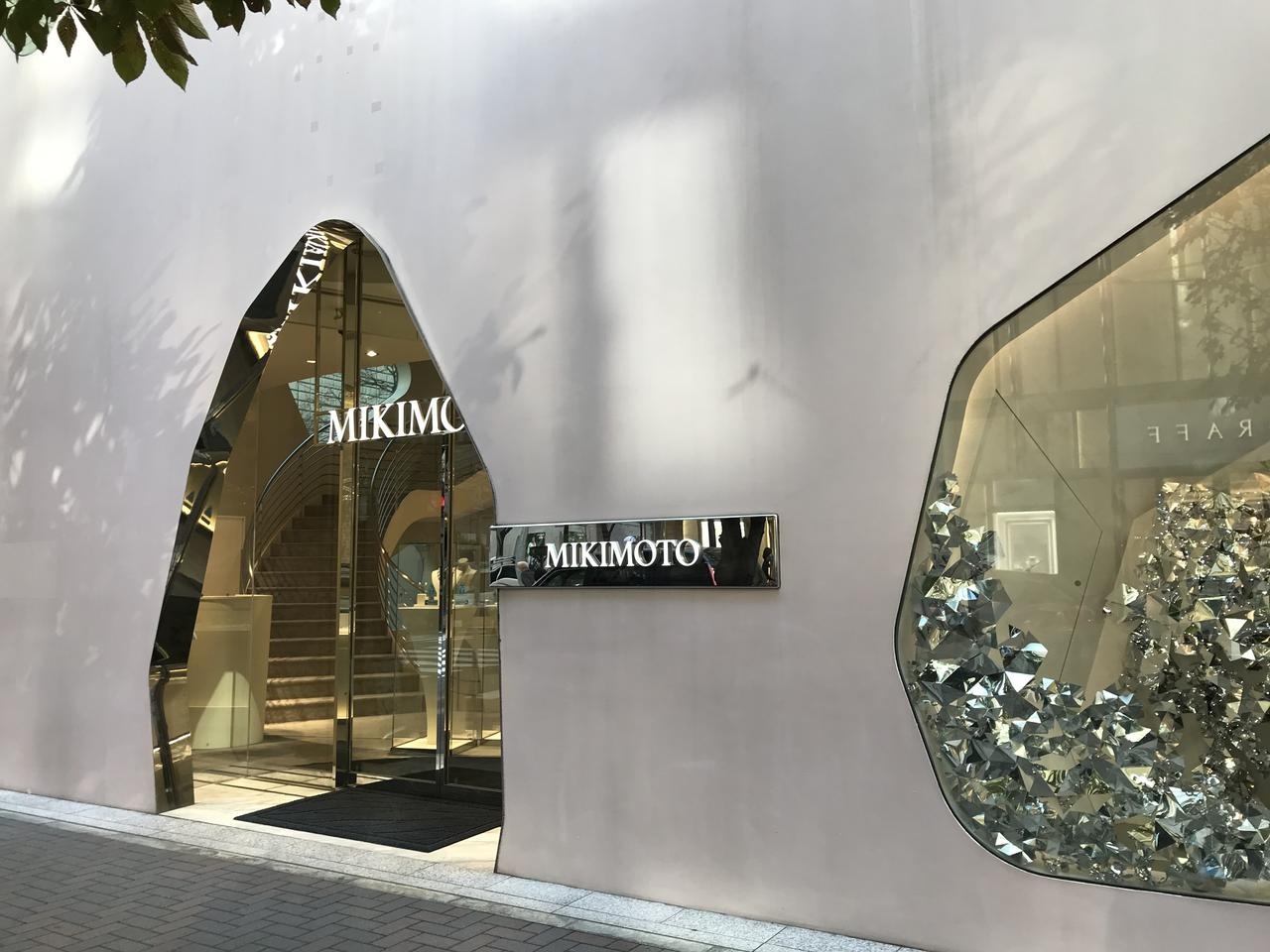 Bangunan bersejarah dengan desain indah di Ginza, Tokyo, Jepang: MIKIMOTO Ginza 2. (GINZA INFORMATION MANAGEMENT (GIM) VIA MEQQE BOOK)