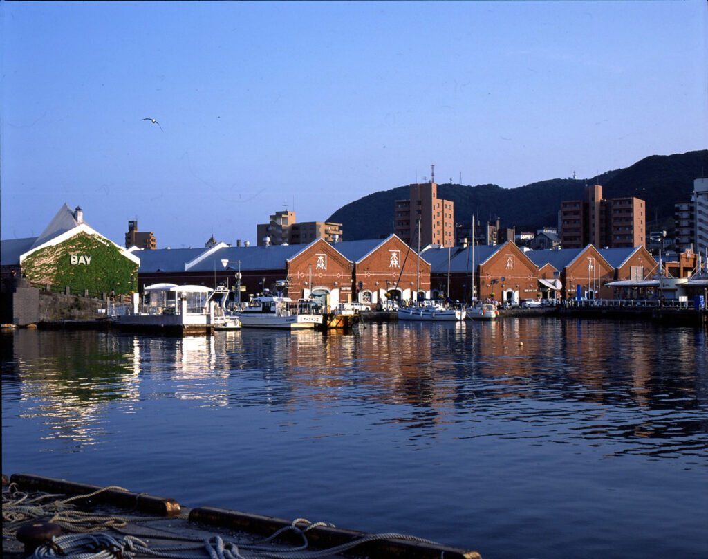 Kanemori Red Brick Warehouse, pusat belanja di Hakodate, Hokkaido, Jepang. (HAKODATE OFFICIAL TRAVEL GUIDE HOKKAIDO/HAKODATE PHOTO LIBRARY)