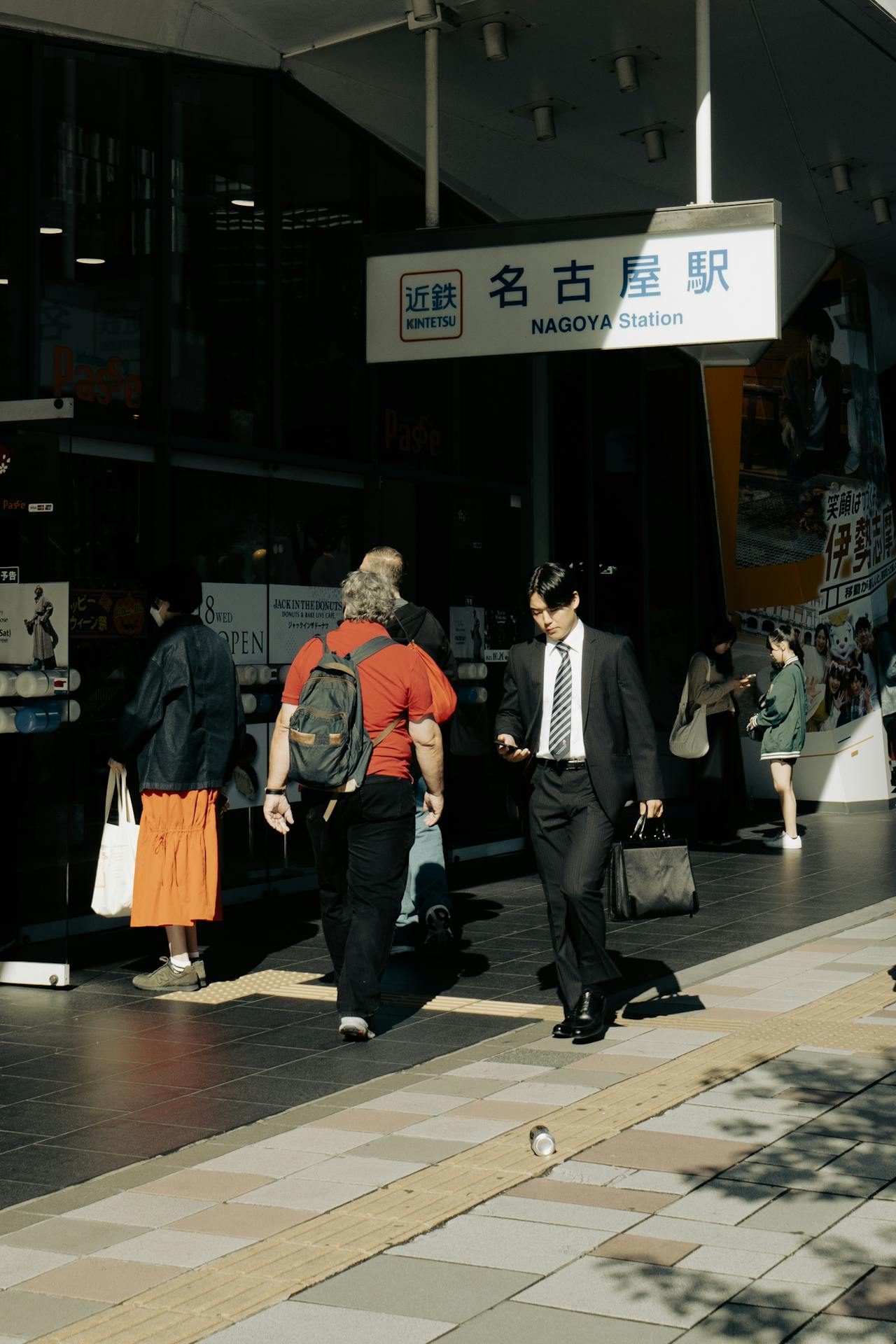 Ilustrasi suasana Stasiun Nagoya. 