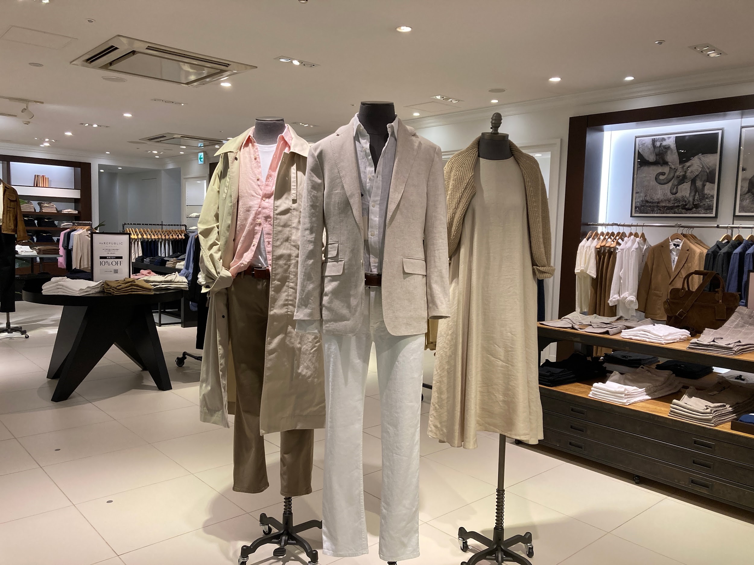 Ragam produk BANANA REPUBLIC di flagship store terbesar di Jepang.
