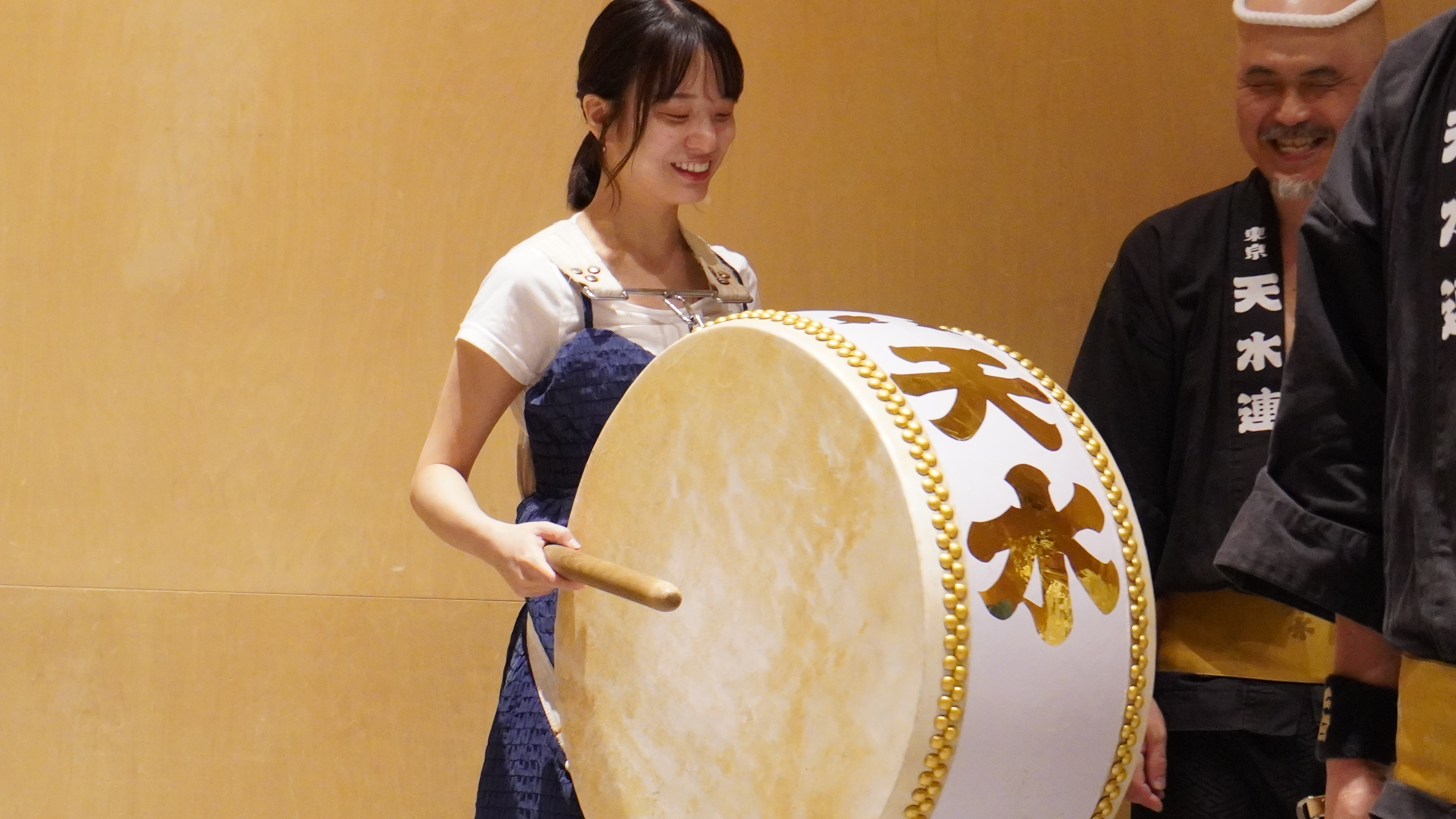 Beratnya Taiko ini membuat kami takjub dengan para pemusik yang harus berjalan jauh ketika festival utama berlangsung berjam-jam. (KARAKSA MEDIA PARTNER)