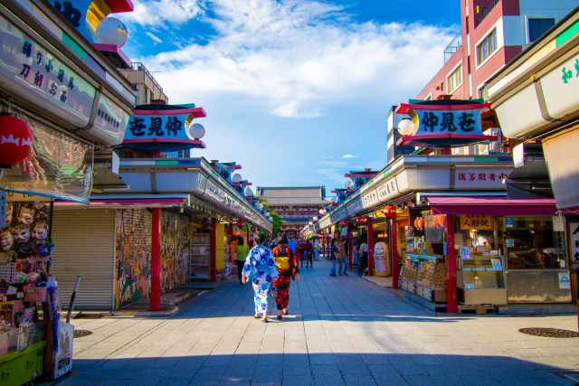 Jalan-jalan di Asakusa, Tokyo, sambil mengenakan yukata. (KARAKSA MEDIA PARTNER)