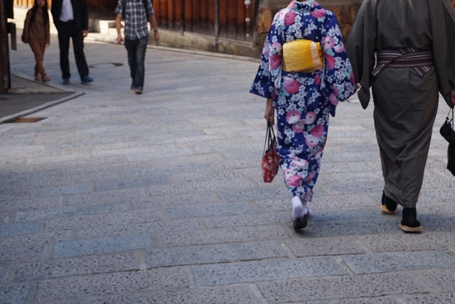 Jalan-jalan di Kyoto sambil memakai yukata. (KARAKSA MEDIA PARTNER)