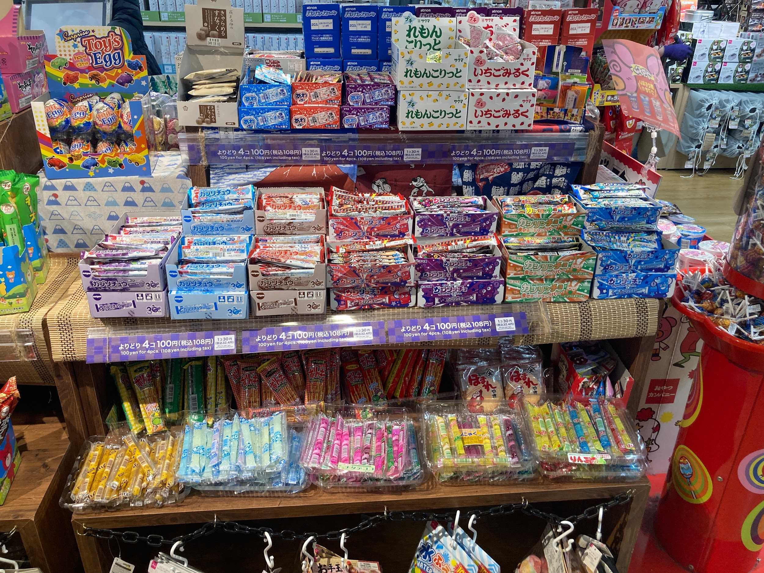 Beragam camilan yang ada di dagashi-ya Daiso di Marronnier Gate Ginza 2.